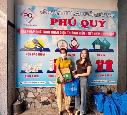 PHÚ QUÝ TẶNG QUÀ TẾT CHO BÀ CON KHU PHỐ