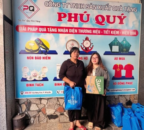 PHÚ QUÝ TẶNG QUÀ TẾT CHO BÀ CON KHU PHỐ