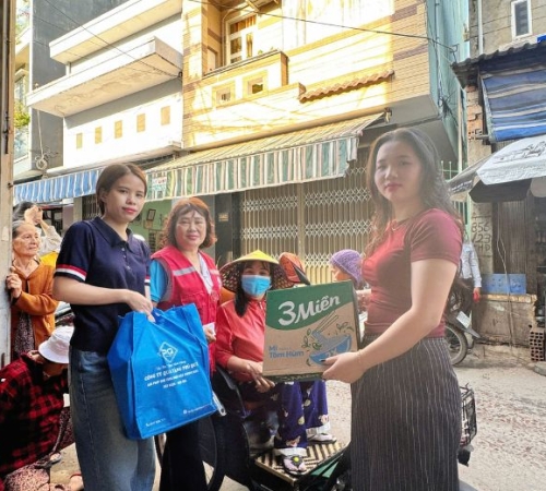 PHÚ QUÝ TẶNG QUÀ TẾT CHO BÀ CON KHU PHỐ