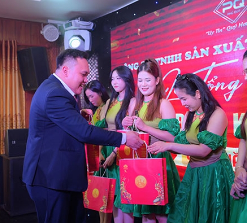 PHÚ QUÝ TẶNG QUÀ TRUNG THU - LAN TOẢ YÊU THƯƠNG VÀ GẮN KẾT NỘI BỘ