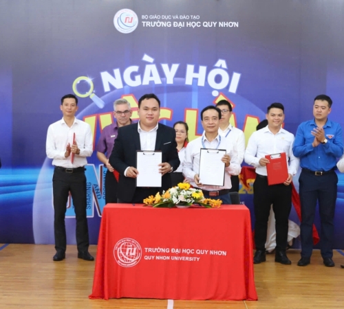 QUÀ TẶNG PHÚ QUÝ GHI DẤU ẤN TẠI NGÀY HỘI VIỆC LÀM – QNU’S JOB FAIR 2025 – KHẲNG ĐỊNH UY TÍN VÀ GẮN KẾT VỚI SINH VIÊN