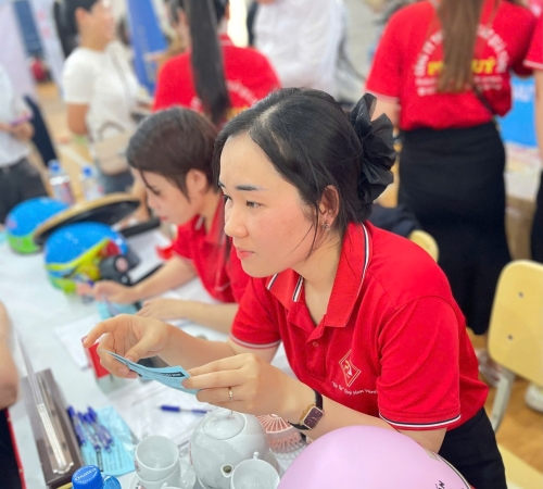 QUÀ TẶNG PHÚ QUÝ GHI DẤU ẤN TẠI NGÀY HỘI VIỆC LÀM – QNU’S JOB FAIR 2025 – KHẲNG ĐỊNH UY TÍN VÀ GẮN KẾT VỚI SINH VIÊN